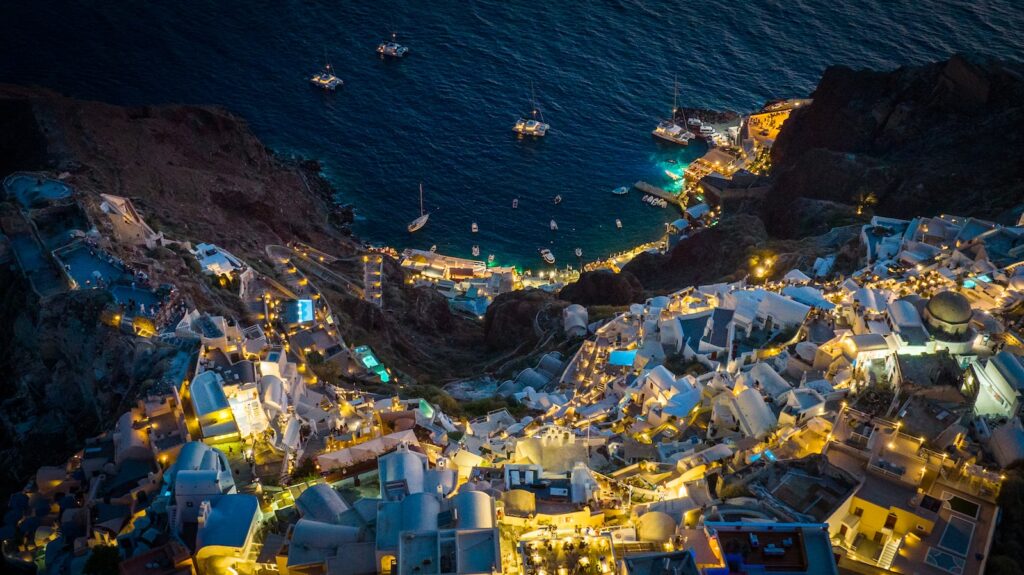 Eine Luftaufnahme der Stadt Santorini bei Nacht