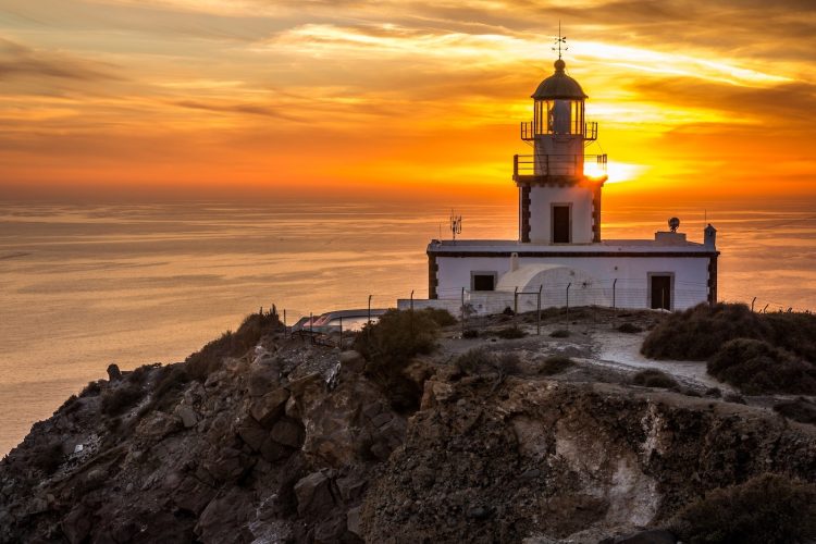 Farol Branco Durante a Hora Dourada